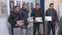 Наградиха учениците, спасили възрастни хора при пожара в Рояк