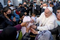 Папата се срещна с мигранти на о. Лесбос
