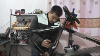 Младеж поправя велосипеди, които дарява на деца в затруднено положение