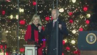 Джо Байдън и съпругата му запалиха светлините на коледното дърво пред Белия дом