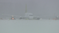 Снеговалеж предизвика инцидент със самолет в Рига