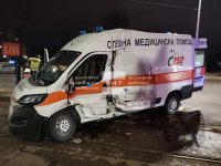 Трамвай блъсна линейка в София, пострадали са медици