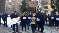 На "обществено обсъждане" пред сградата на район Красно село поискаха оставката на кметицата
