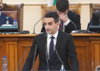 Млад депутат забрави речта си от трибуната на НС (ВИДЕО)