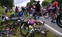 Глобиха жената, предизвикала един от най-големите инциденти на Тур дьо Франс