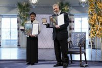 снимка 1 Връчиха Нобеловата награда за мир на журналистите Реса и Муратов
