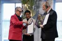 снимка 5 Връчиха Нобеловата награда за мир на журналистите Реса и Муратов