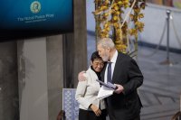 снимка 2 Връчиха Нобеловата награда за мир на журналистите Реса и Муратов