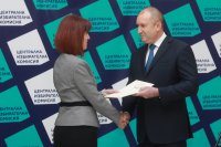 ЦИК връчи удостоверенията за избора на Румен Радев и Илияна Йотова за президент и вицепрезидент