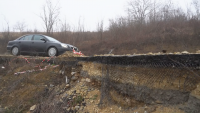 "Дупката": Две монтански села чакат 4 години ремонт на пропаднал път