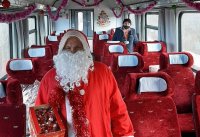 Дядо Коледа пътува с влак, за да зарадва деца от социални домове