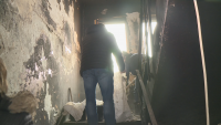 Доброволци помагат на жителите на опожарения блок в Благоевград да разчистят домовете си