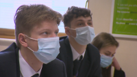 Затягане на мерките в Европа, британските ученици с маски в клас