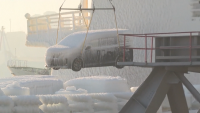 Атракция във Владивосток: Автомобили замръзнаха на кораб заради студеното време