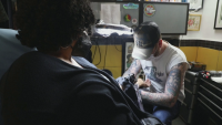 ЕС забрани вредни мастила за татуировки и постоянен грим