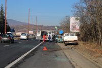 Двама души пострадаха при катастрофа на изхода на Благоевград (Снимки)
