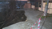 Свлачище откъсна 4 къщи в русенския град Ветово