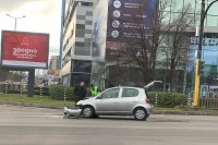 Катастрофа блокира временно движението на бул. "България" в София (СНИМКИ)