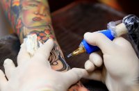 В ЕС влиза в сила забрана на някои от химикалите в татуировките