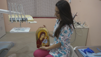 Млада зъболекарка рисува икони и ги дарява на храмове