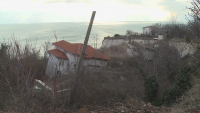 Участък от панорамния път Балчик – Тузлата пропада заради свлачище