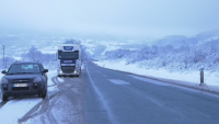 Усложнена обстановка на пътя Враца - София, сняг затруднява и движението през прохода Шипка