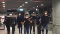 Джокович пристигна на летището в очакване на депортацията си (Видео)
