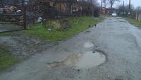 Огромни дупки зеят по улиците на с. Любен Каравелово