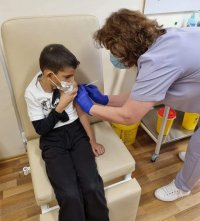 Две братчета са първите ваксинирани деца до 10 години в Карлово