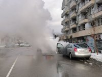 Кола пламна на оживена улица в Благоевград