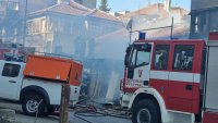 Огромен пожар в жилищна кооперация в Бургас, има пострадали, евакуират хората