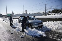 Нова снежна вълна в Гърция - училищата остават затворени