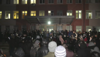 Протест пред болницата във Враца - от възмущение, безсилие и нетърпимост след случая с починалата жена