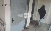 Вандалски акт: Непълнолетна проби дупка в стената на пасарелка в Русе