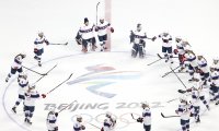 Олимпийският шампион започна с победа защитата на титлата си в хокея на лед при дамите