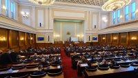 Комисията за промени в Конституцията предизвика размяна на остри реплики в парламента