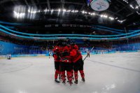 Хокеистките на Русия и Канада излязоха с маски след дълго забавяне на мача