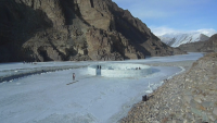 Изграждат ледено селище в Хималаите
