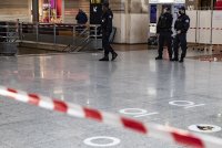 Убиха въоръжен мъж, опитал да нападне полицаи в Париж