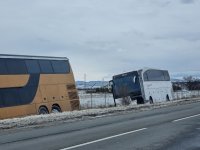 Два пътнически автобуса аварираха заради ураганен вятър край Мъглиж