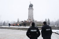Задържаха ученици заради протест пред паметника на Съветската армия
