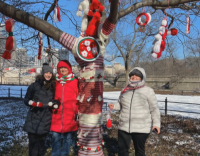 Готови за Баба Марта: Дърво в центъра на Чикаго се превърна в мартеница