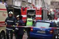 снимка 8 Две жертви след пожар в центъра на София, мъж е в тежко състояние (Снимки)