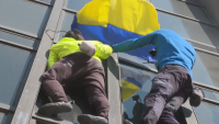 В солидарност с Украйна: Алпинисти изкачиха без въжета кулата Монпарнас в Париж