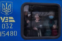 Евакуират жени и деца от градовете до фронтовата линия в Украйна (СНИМКИ)