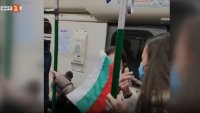 Флашмоб с патриотични песни в софийското метро