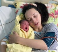 Украинка, бягаща от войната, роди здраво момиченце във Варна