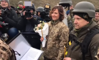 Сватба на фронта: Двама украински военни се венчаха край Киев
