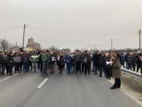 Производители на плодове блокираха за кратко пътя Пловдив - Карлово в знак на протест