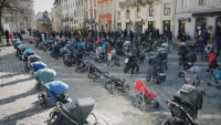 Празни бебешки колички в центъра на Лвов: По една за всяко загинало дете във войната